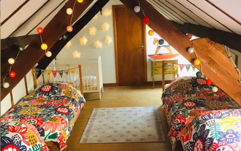 Chambre pour enfant dans les combles du gîte de groupe