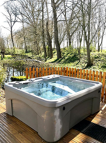 Jacuzzi en extérieur au bord de l'étang du domaine ingelshof