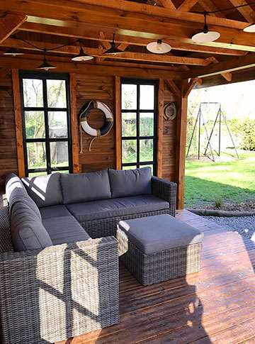 SAlon d'été en bois du gîte à Bambecque