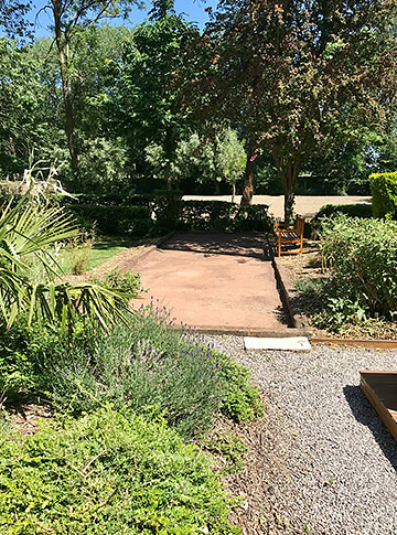 Terrain arboré avec vu sur le terrain de petanque
