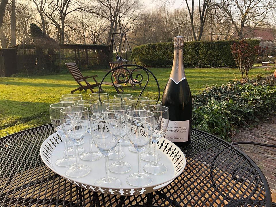 Table En Pleine Air Avec Champagne Sur Le Domaine